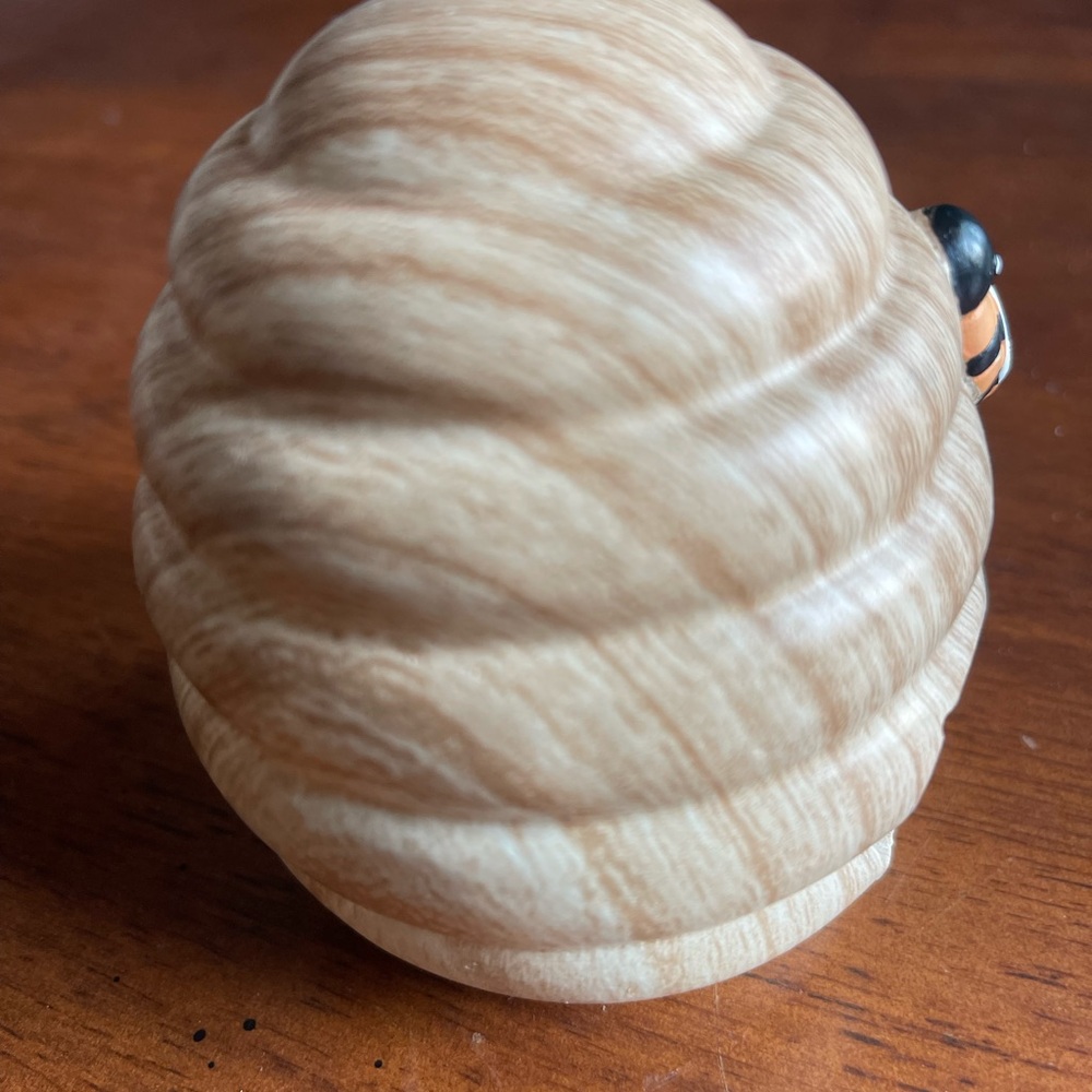 Natural Charming Bee and Hive Decor - Picture 5 of 7